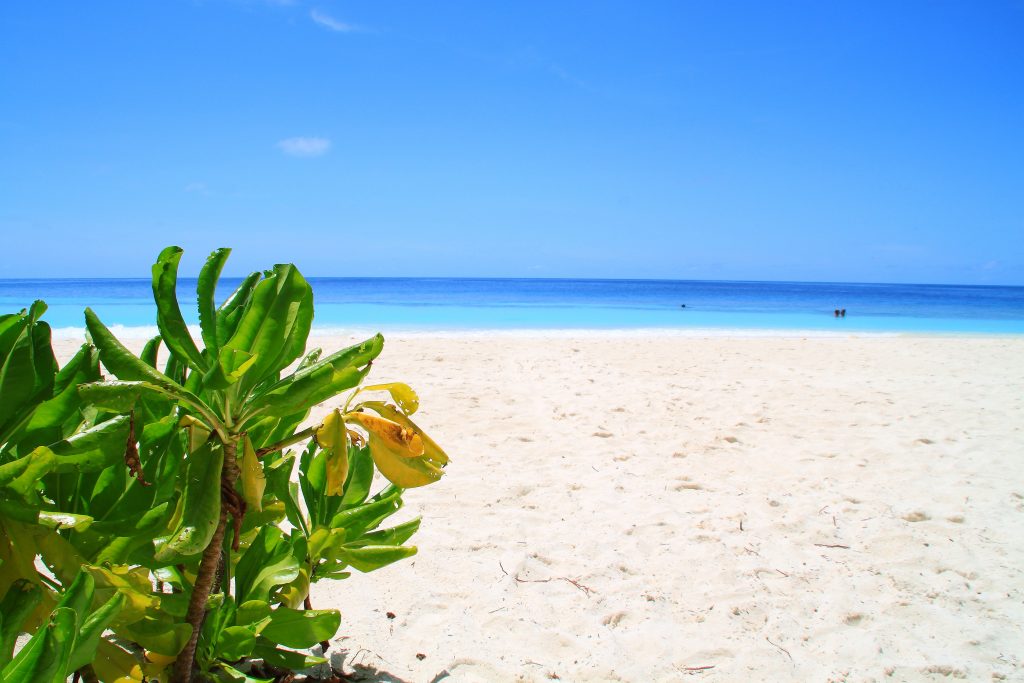 Angaga Strand mit grün